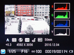 Samsung NX100: "zrcadlovka" do kapsy