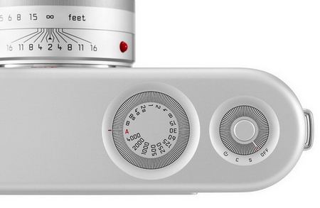 Designéři Jonathan Ive a Marc Newson vytvořili Leicu M pro aukci (RED)