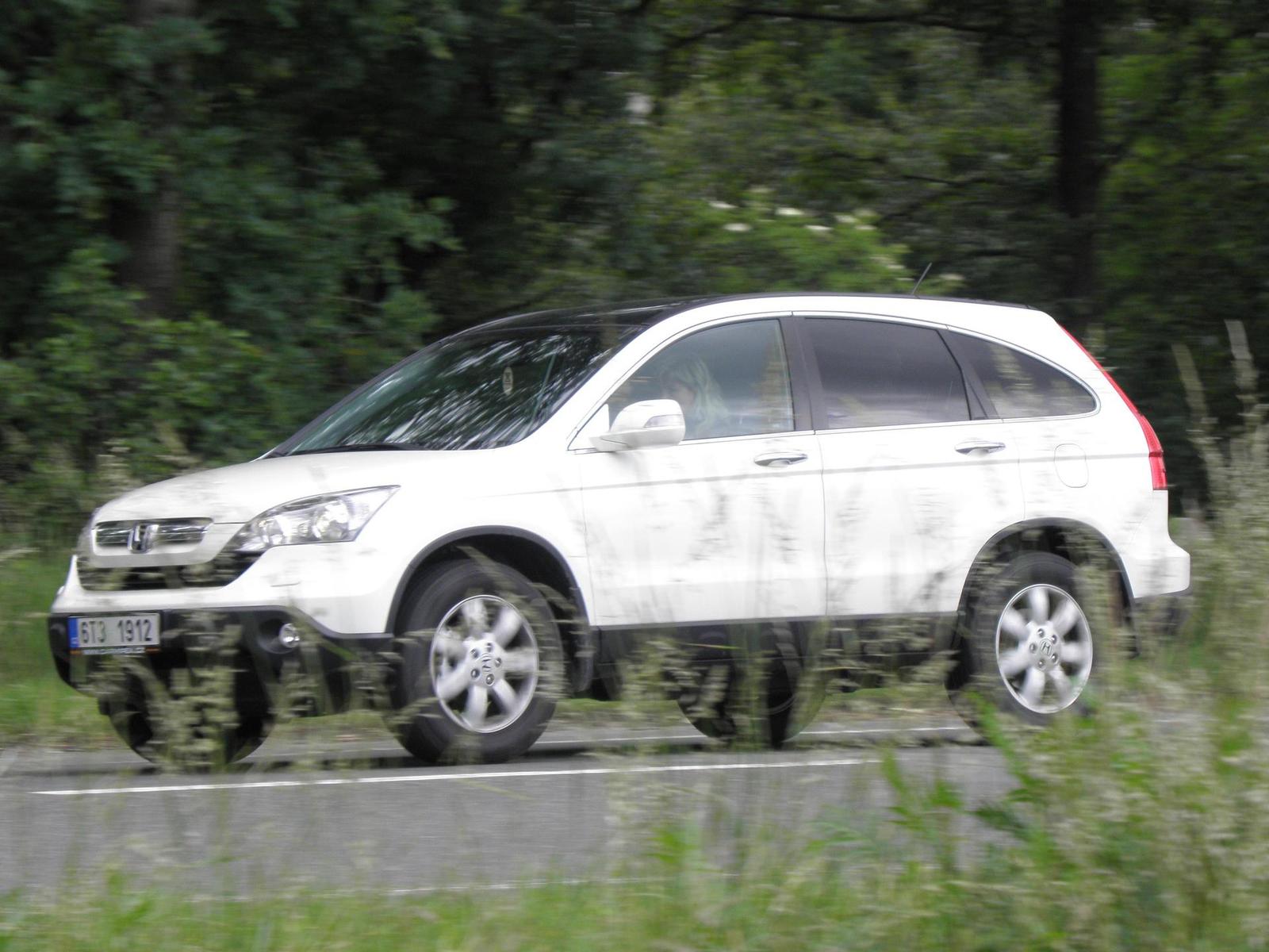 Olympus SP-590UZ: 26× zoom pro každého