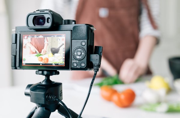 Panasonic uvedl Lumix G100 zejména pro vloggery s Nokia OZO Audio