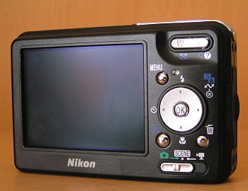 Coolpix S3: Malý tenký černý automat