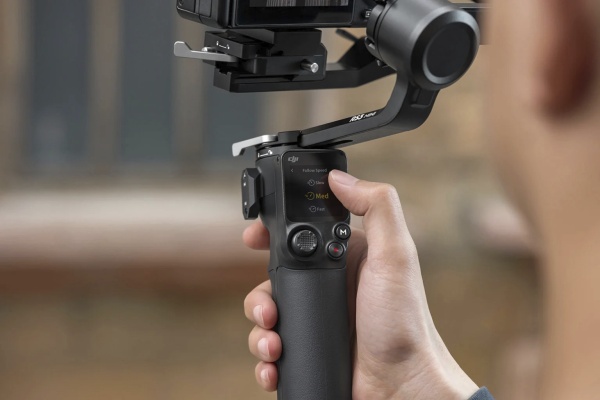 DJI uvedlo kompaktnější gimbal RS 3 Mini, poradí si s 2kg fotoaparáty