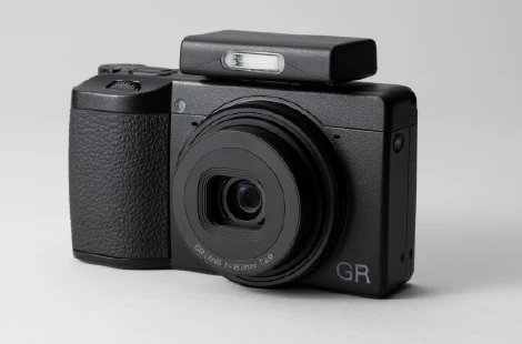 Ricoh GR IV přichází s 26MPx APS-C snímačem CMOS BSI