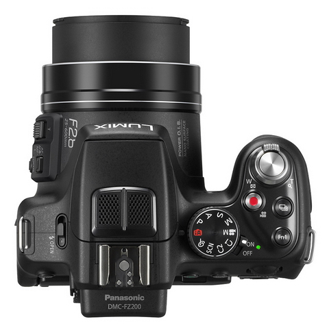 Ultrazoom Panasonic Lumix FZ200 s konstantní světelností F2,8!