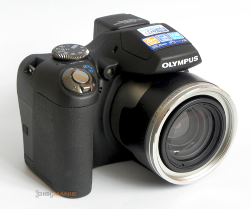 Olympus SP-590UZ: 26× zoom pro každého