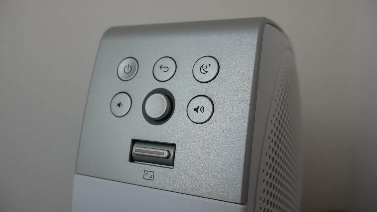 Recenze projektoru BenQ GV32: Domácí kino z pohodlí postele