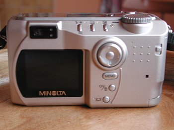 Minolta DiMAGE S414: robustní a velmi levný čtyřmegapixel
