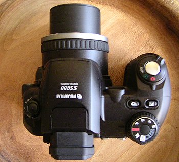 S5000: přitažlivá třímegová EVFka