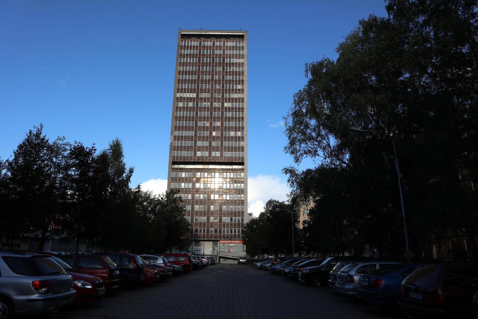 Canon EOS M100: stylové mini-CSC