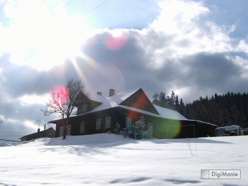 FinePix F480: levný kompakt se širokoúhlým objektivem