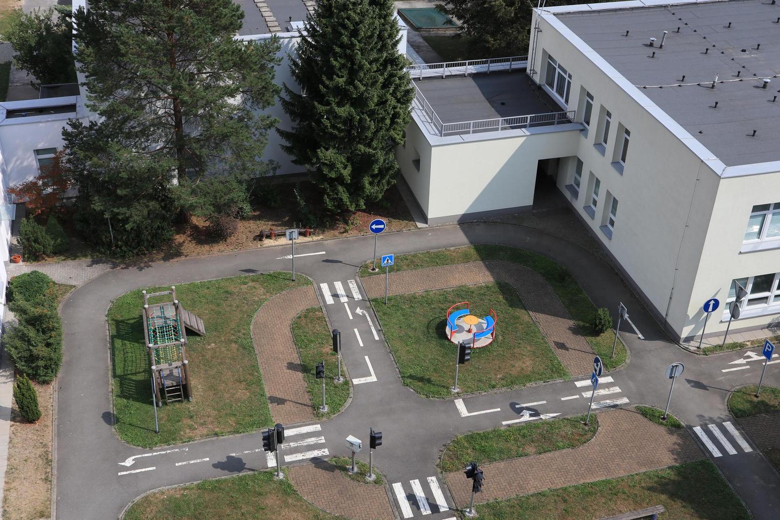 Canon EF-M 28mm f/3.5 Macro IS STM