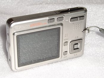 Exilim S100: miniatura do náprsní kapsy