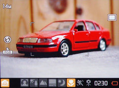 Samsung NX100: "zrcadlovka" do kapsy