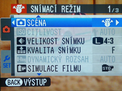 Fujifilm FinePix F300EXR: klame tělem