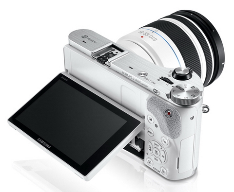 Samsung NX300 s hybridním autofokusem a novým 3D objektivem