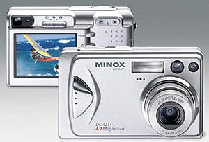 Stejný kompakt uvádí Konica Minolta, Minox i Umax