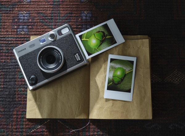 Fujifilm přichází s hybridním instantním fotoaparátem instax mini Evo
