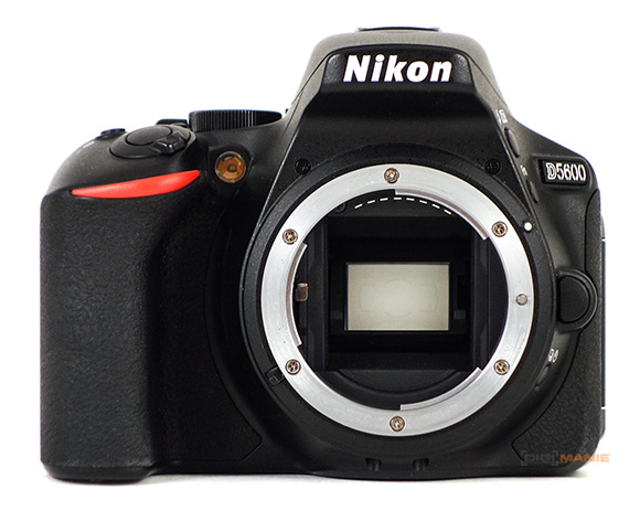 Nikon D5600: zrcadlo stále žije