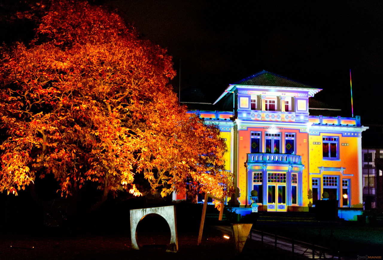GLOW 2013: umělecká světelná show