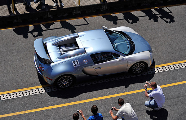 Foto okolo kol 10: Horký asfalt