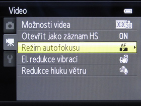Nikon Coolpix S9100: rudý bojovník
