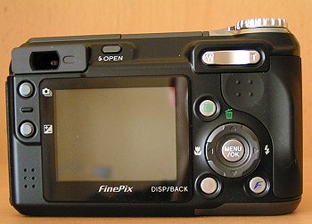 FinePix E900: Devítimilionový nadupaný kompakt
