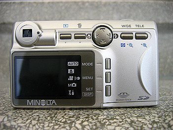 Minolta DiMAGE G400: stylový miniaturní rychlík