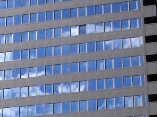 M22: odolný drobeček s fixním ohniskem