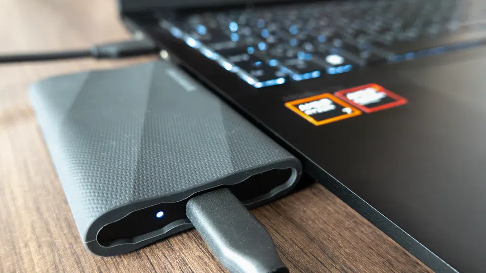 Samsung T9 externí SSD, připojení k notebooku