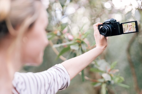 Panasonic uvedl Lumix G100 zejména pro vloggery s Nokia OZO Audio