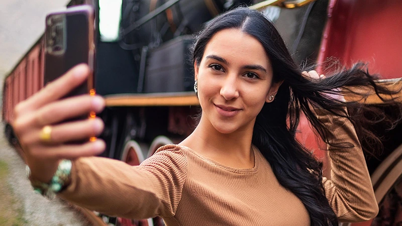 Další oběť selfie: mladá žena pózovala příliš blízko historického vlaku