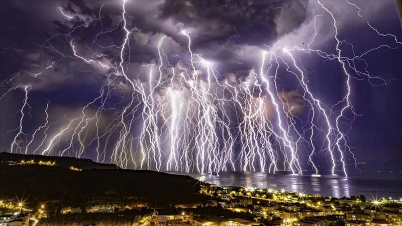 Turecký fotograf složil 30 snímků blesků dohromady, vzniklo působivé foto bouře