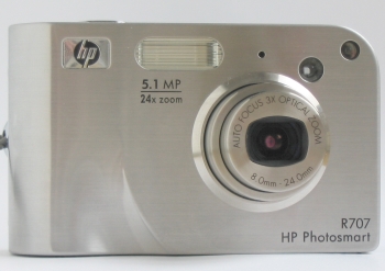 HP Photosmart R707: Šikovný kompakt v nezvyklém balení