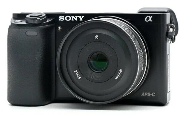 Levné objektivy Rockstar: pancake 10mm F8 a standardní 27mm F2.8