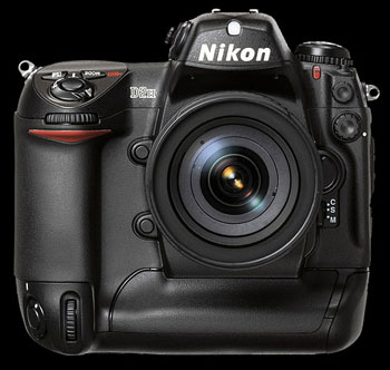 Nikon představil fotografické veřejnosti reportážní zrcadlovku D2H