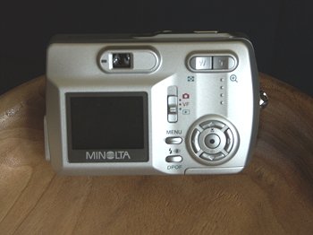 Minolta DiMAGE E323: svižný třímegapixel od Minolty