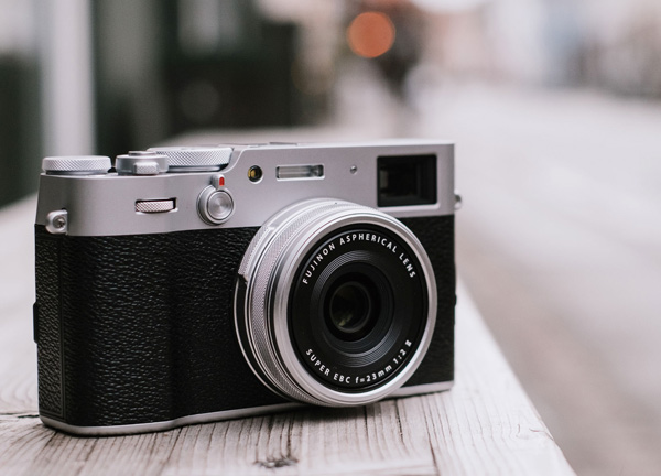 Retro Fujifilm X100V dostává 26MPx čip a nový objektiv
