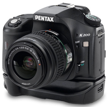 Pentax K200D: levnější 10,2MPx DSLR