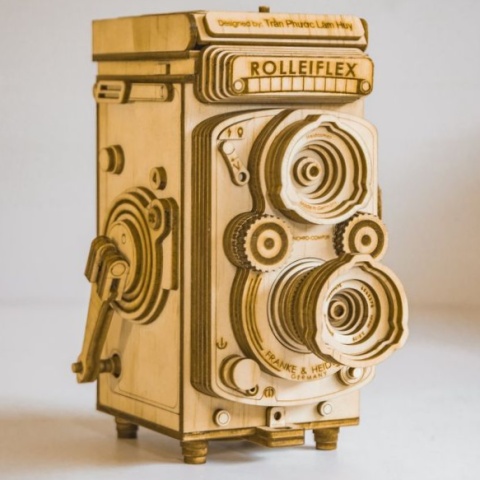 Ve Vietnamu vyrábí dřevěné makety fotoaparátů, mají i výměnné objektivy