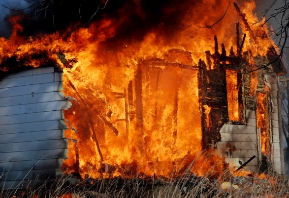 Muž zapálil dům, aby se v něm mohl akčně vyfotit a natočit