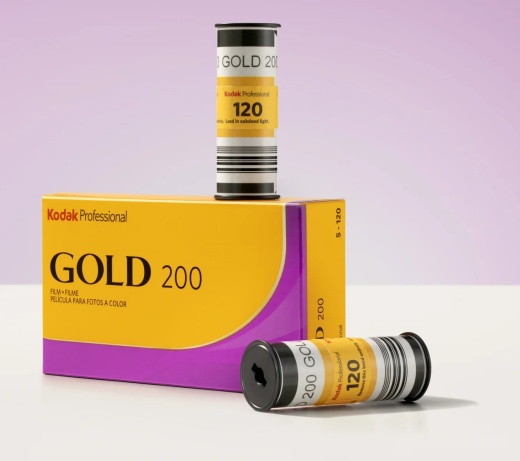 Po 25 letech začal Kodak opět vyrábět středoformátový film Gold 200