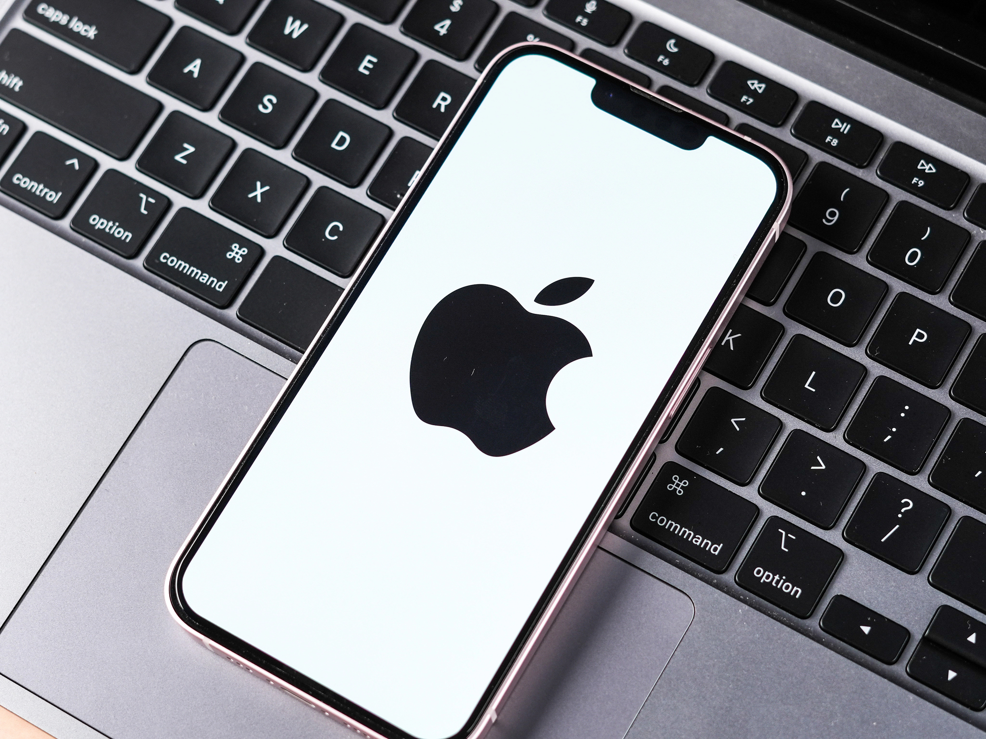 Apple vydal iOS 26.4. Přináší šifrování RCS i chytřejší Apple Music