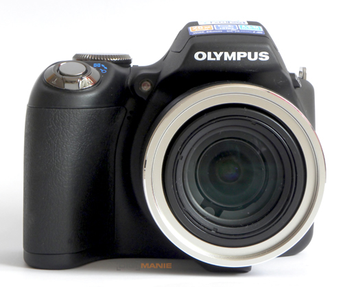 Olympus SP-590UZ: 26× zoom pro každého