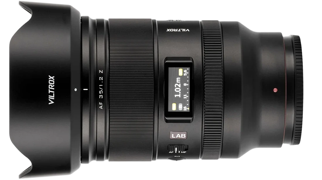 Objektiv Viltrox AF 35mm F1.2 LAB přináší 15 členů i displej