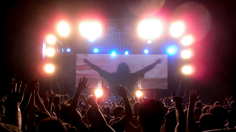 Fotograf zaplatí přes 25.000 Kč za havárii dronu na koncertě Fatboy Slima