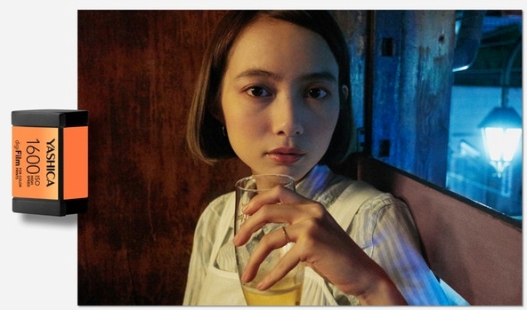 Digitální fotoaparát Yashica Y35 digiFilm, který potřebuje "film"