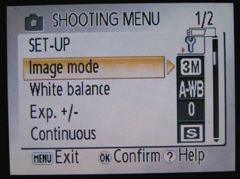 Coolpix S3: Malý tenký černý automat