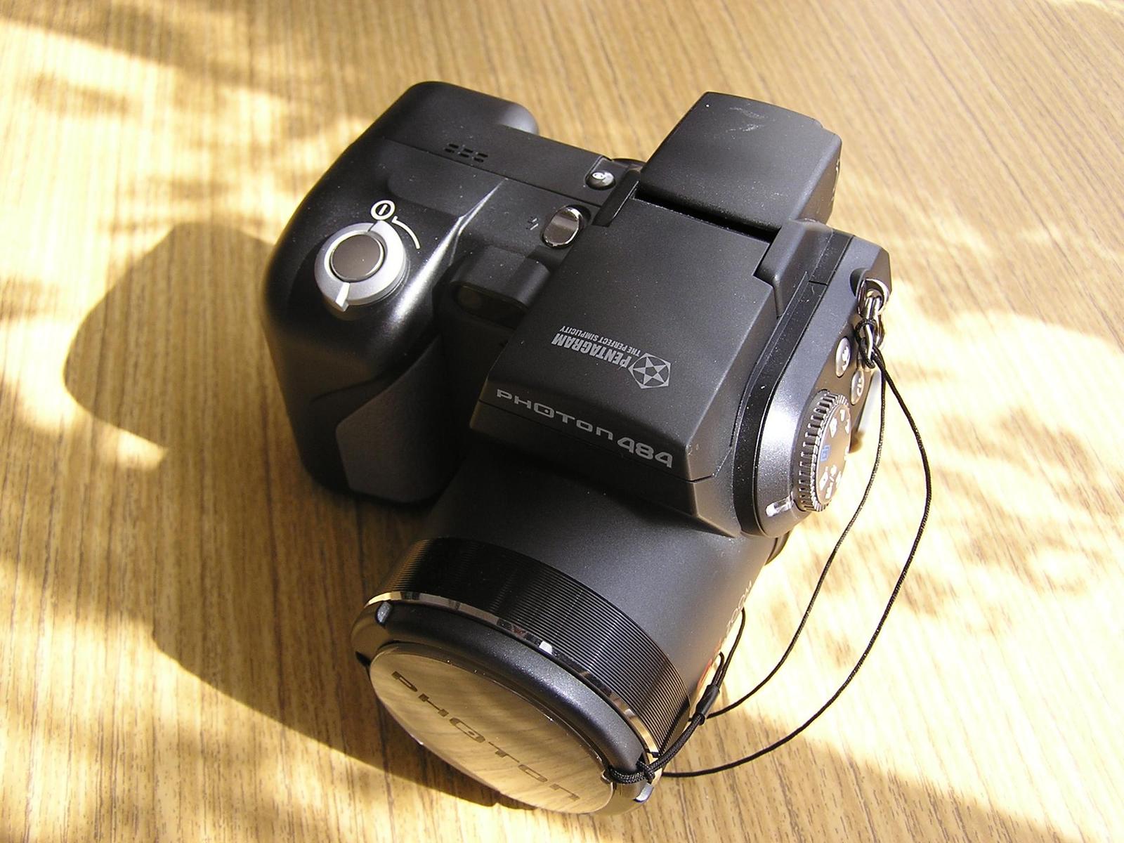 Pentagram Photon 484: Svérázný 4 Mpix ultrazoom