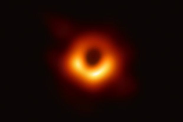 První snímek černé díry vyhrál cenu 3 mil. USD