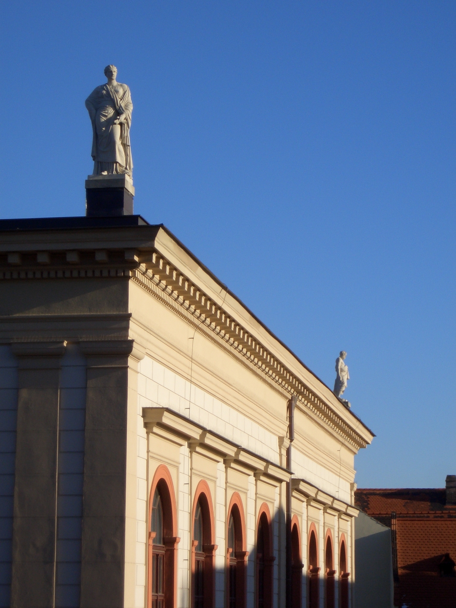 Exilim S100: miniatura do náprsní kapsy